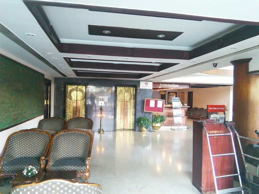 The Woods Manor Mg Road Hotel Kochi Exterior photo