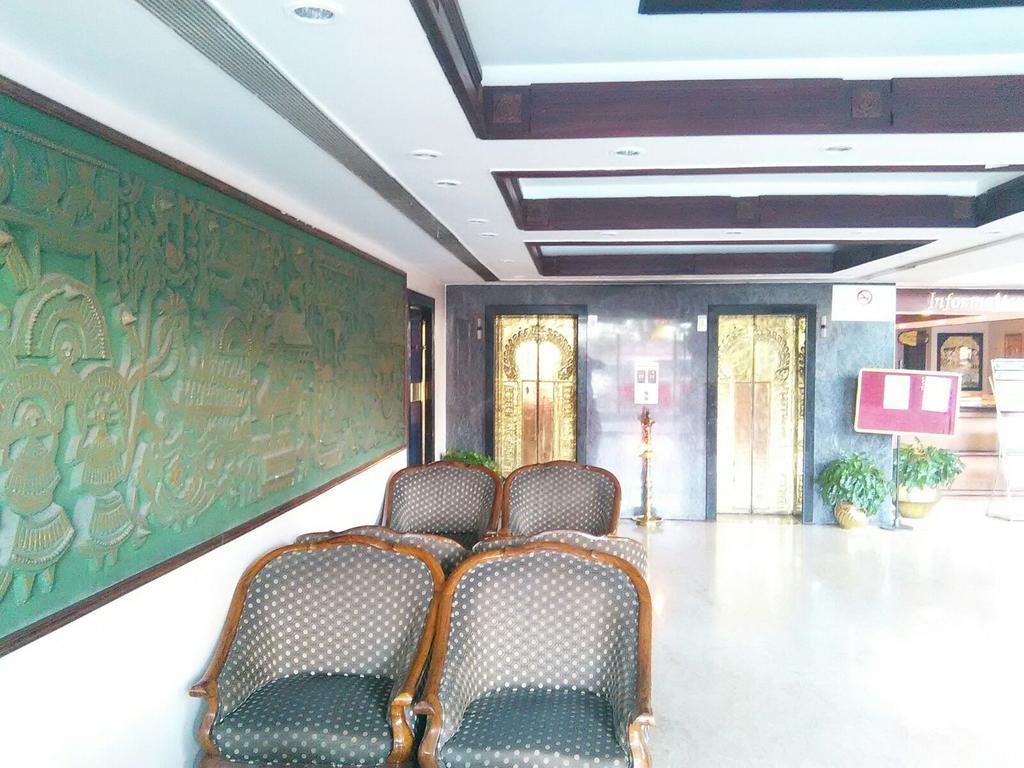 The Woods Manor Mg Road Hotel Kochi Exterior photo