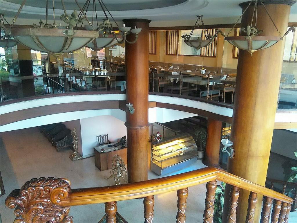 The Woods Manor Mg Road Hotel Kochi Exterior photo