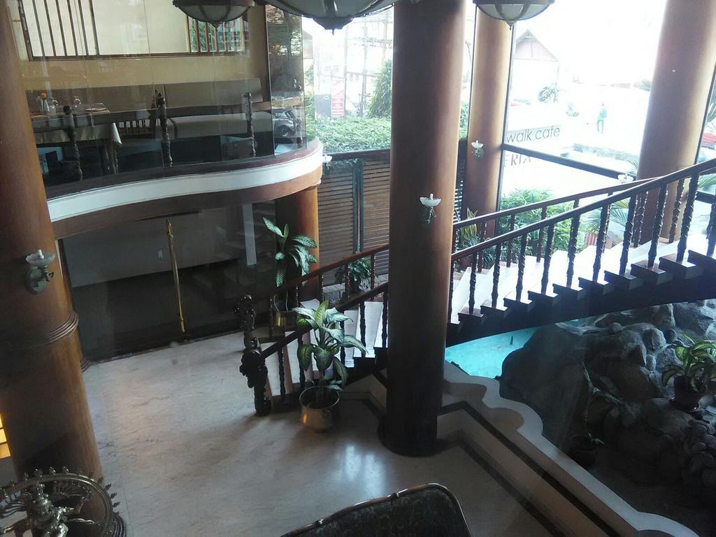 The Woods Manor Mg Road Hotel Kochi Exterior photo