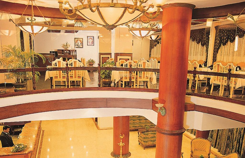 The Woods Manor Mg Road Hotel Kochi Exterior photo