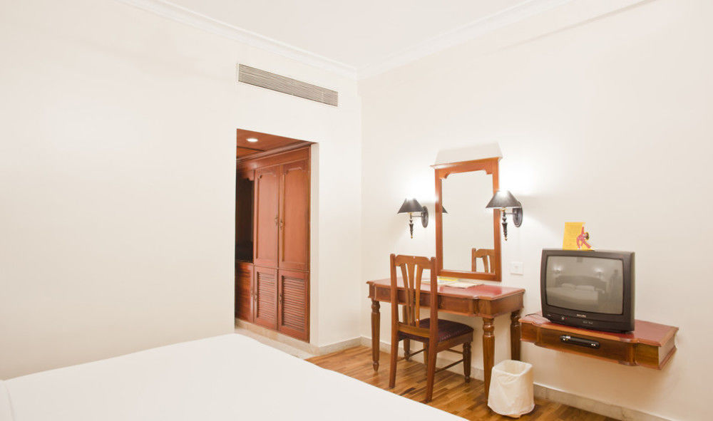 The Woods Manor Mg Road Hotel Kochi Exterior photo