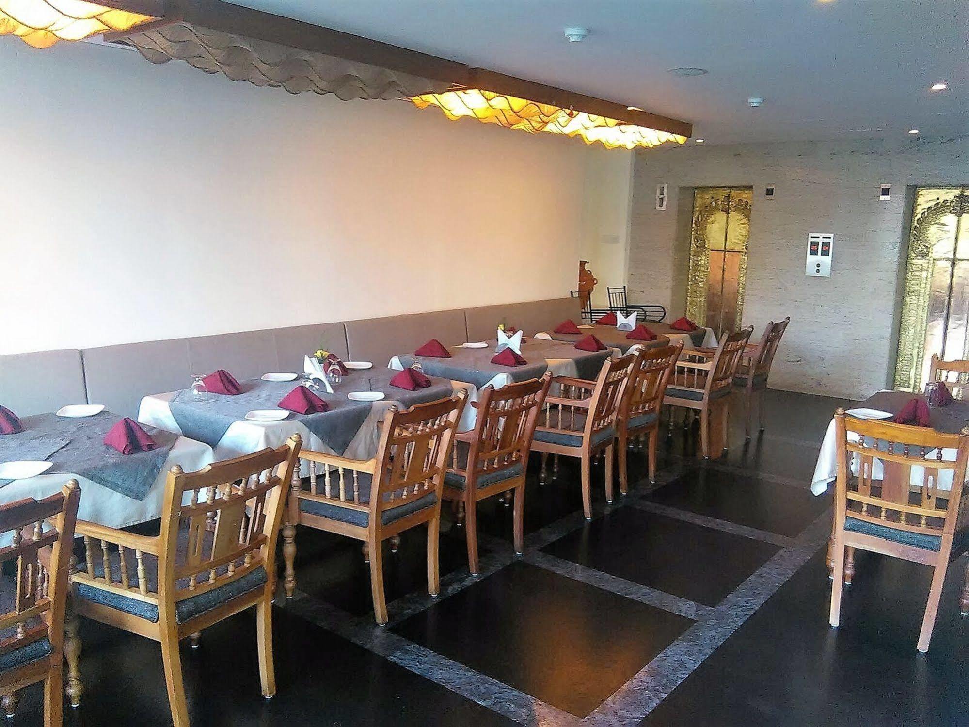 The Woods Manor Mg Road Hotel Kochi Exterior photo