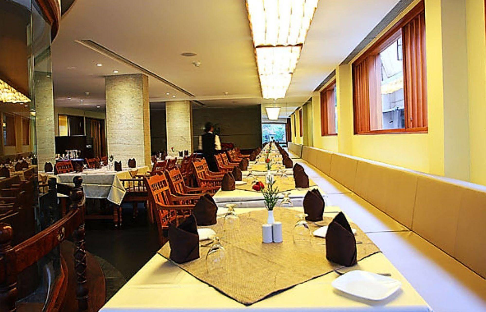 The Woods Manor Mg Road Hotel Kochi Exterior photo