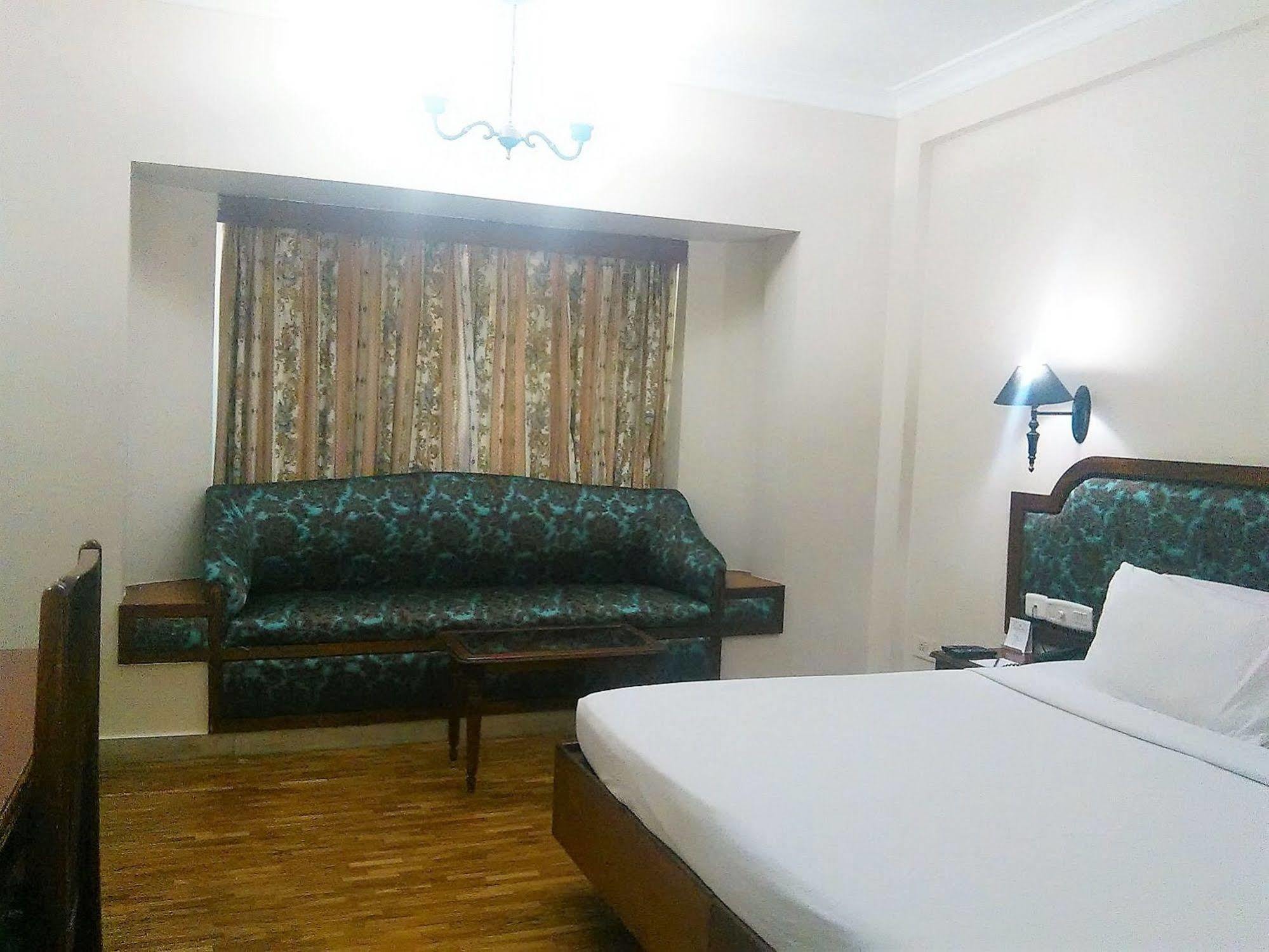 The Woods Manor Mg Road Hotel Kochi Exterior photo