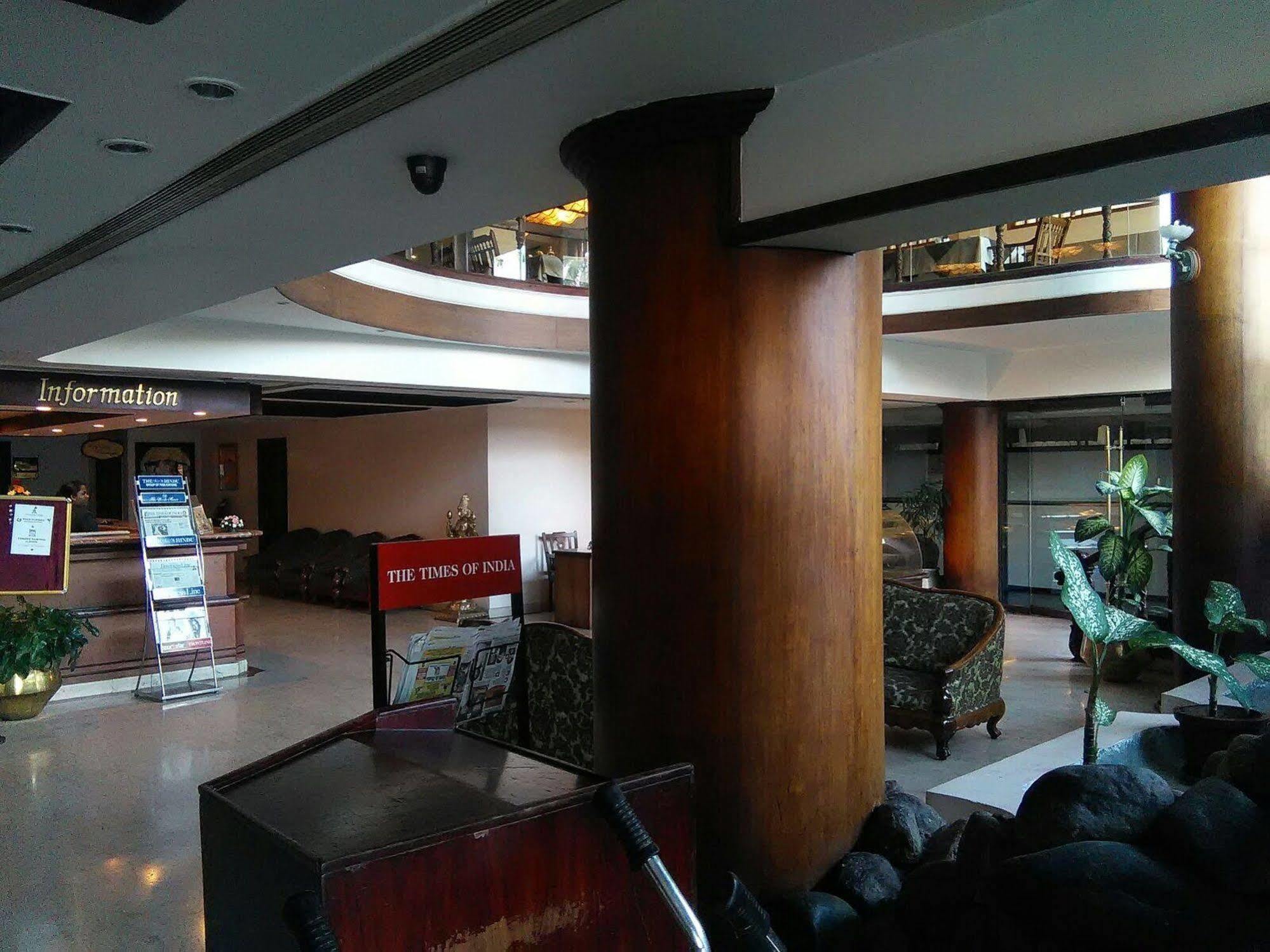 The Woods Manor Mg Road Hotel Kochi Exterior photo