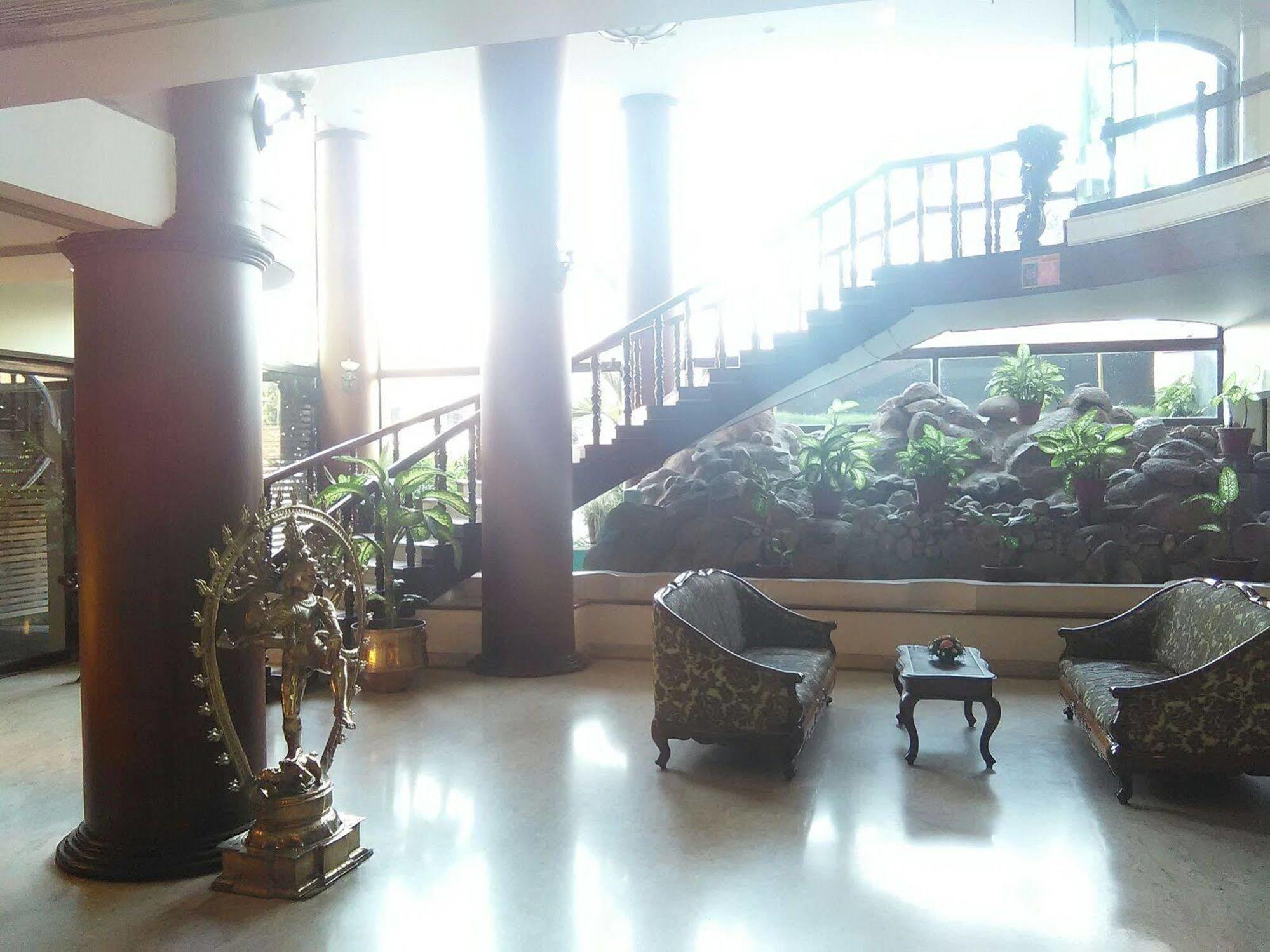 The Woods Manor Mg Road Hotel Kochi Exterior photo