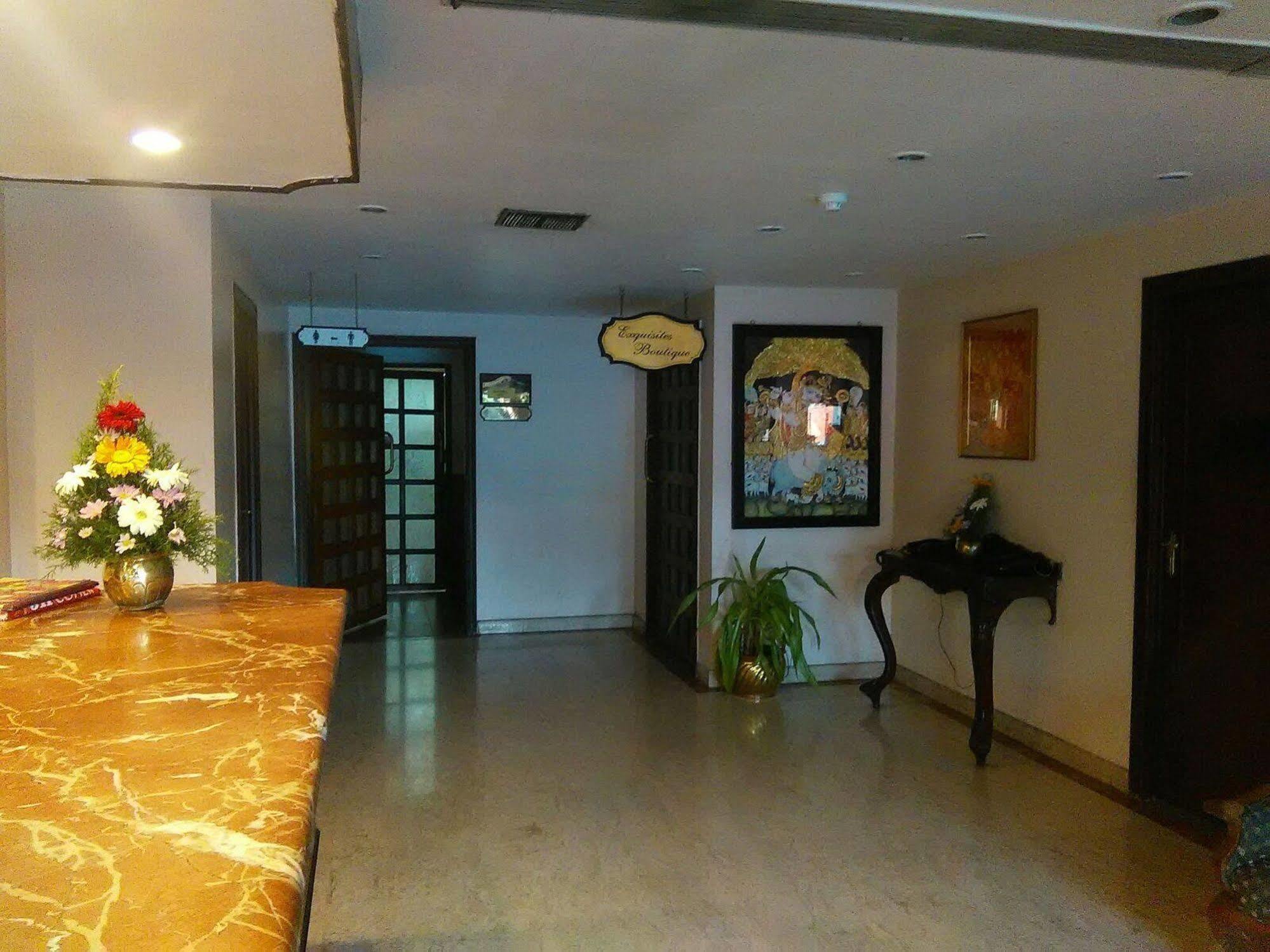 The Woods Manor Mg Road Hotel Kochi Exterior photo