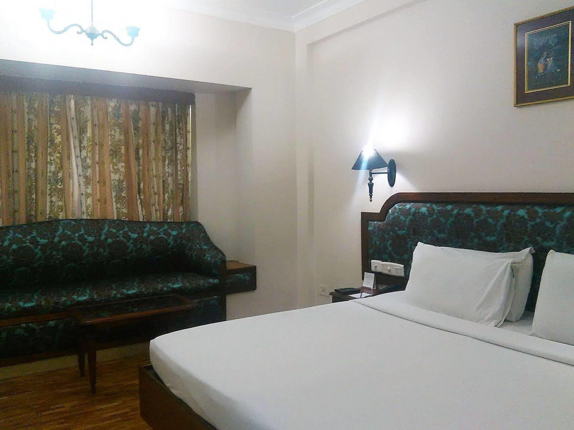 The Woods Manor Mg Road Hotel Kochi Exterior photo
