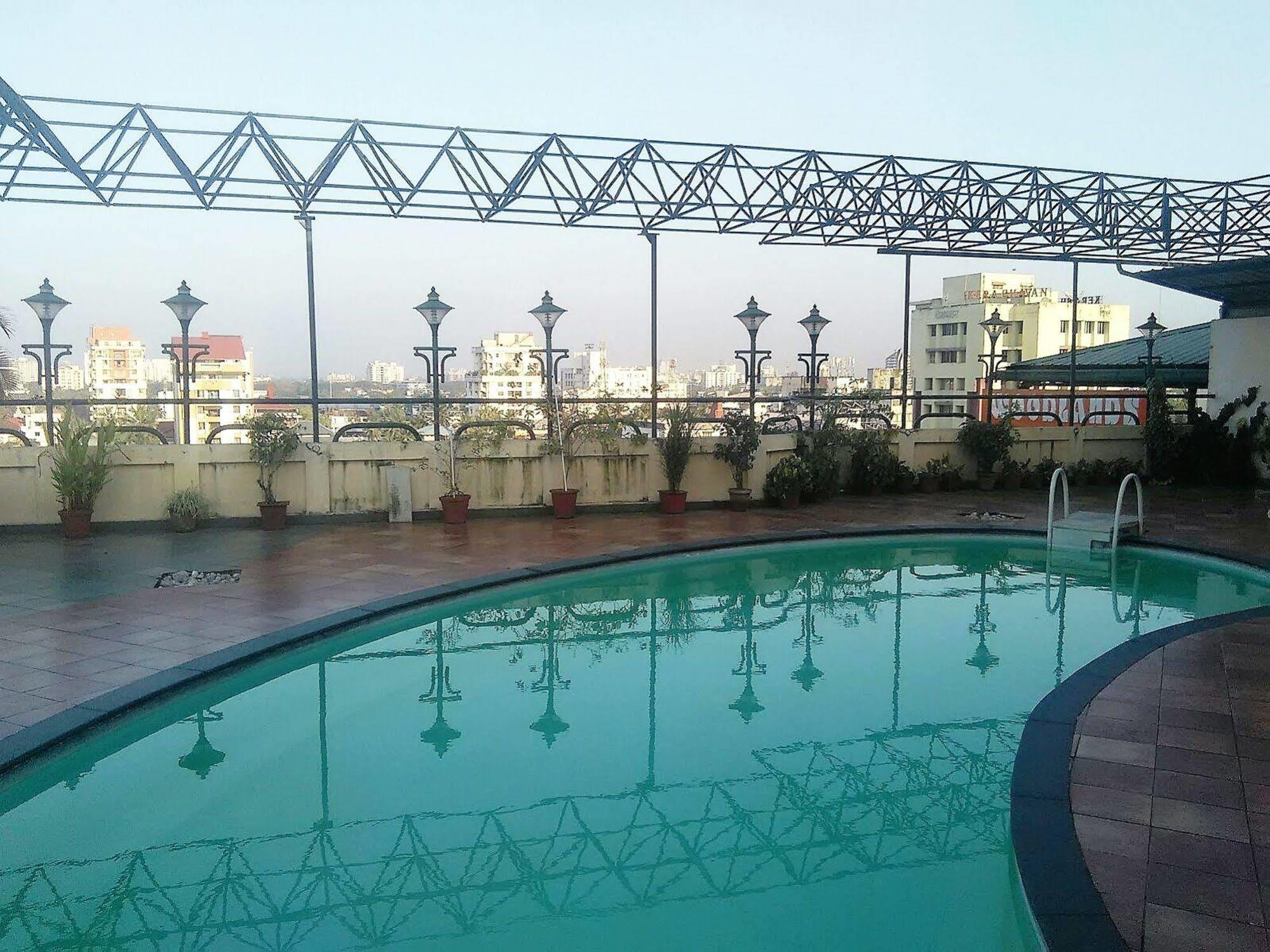 The Woods Manor Mg Road Hotel Kochi Exterior photo
