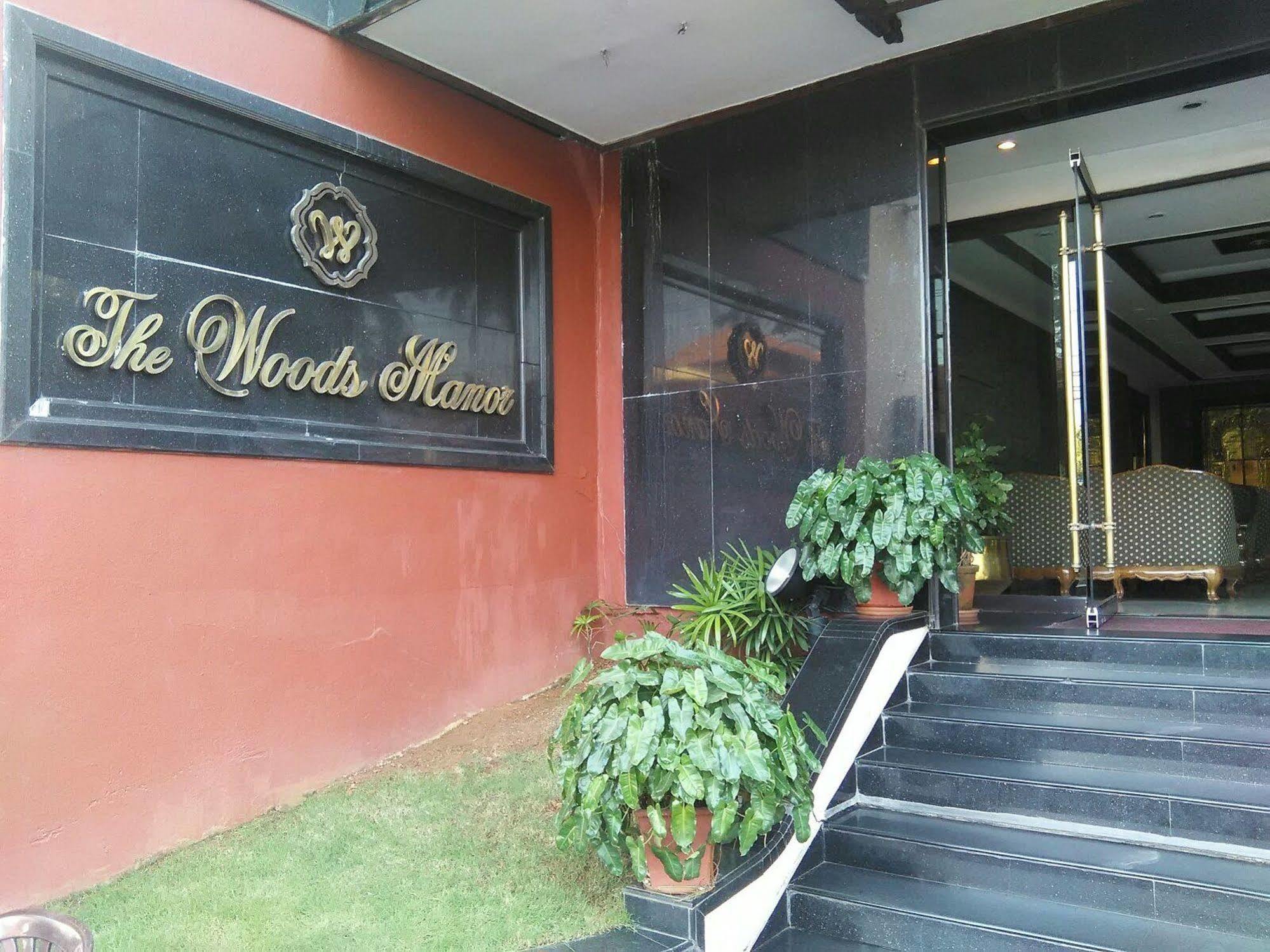 The Woods Manor Mg Road Hotel Kochi Exterior photo
