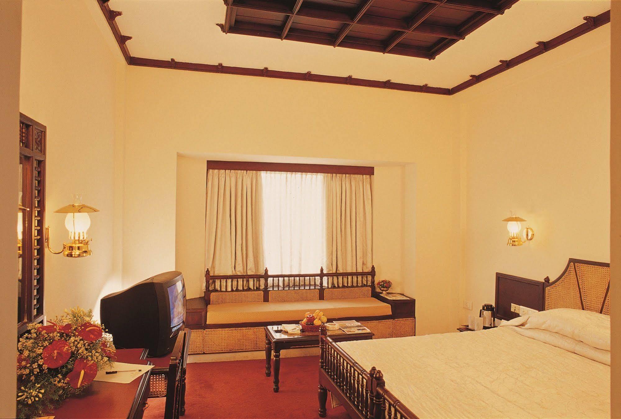 The Woods Manor Mg Road Hotel Kochi Exterior photo