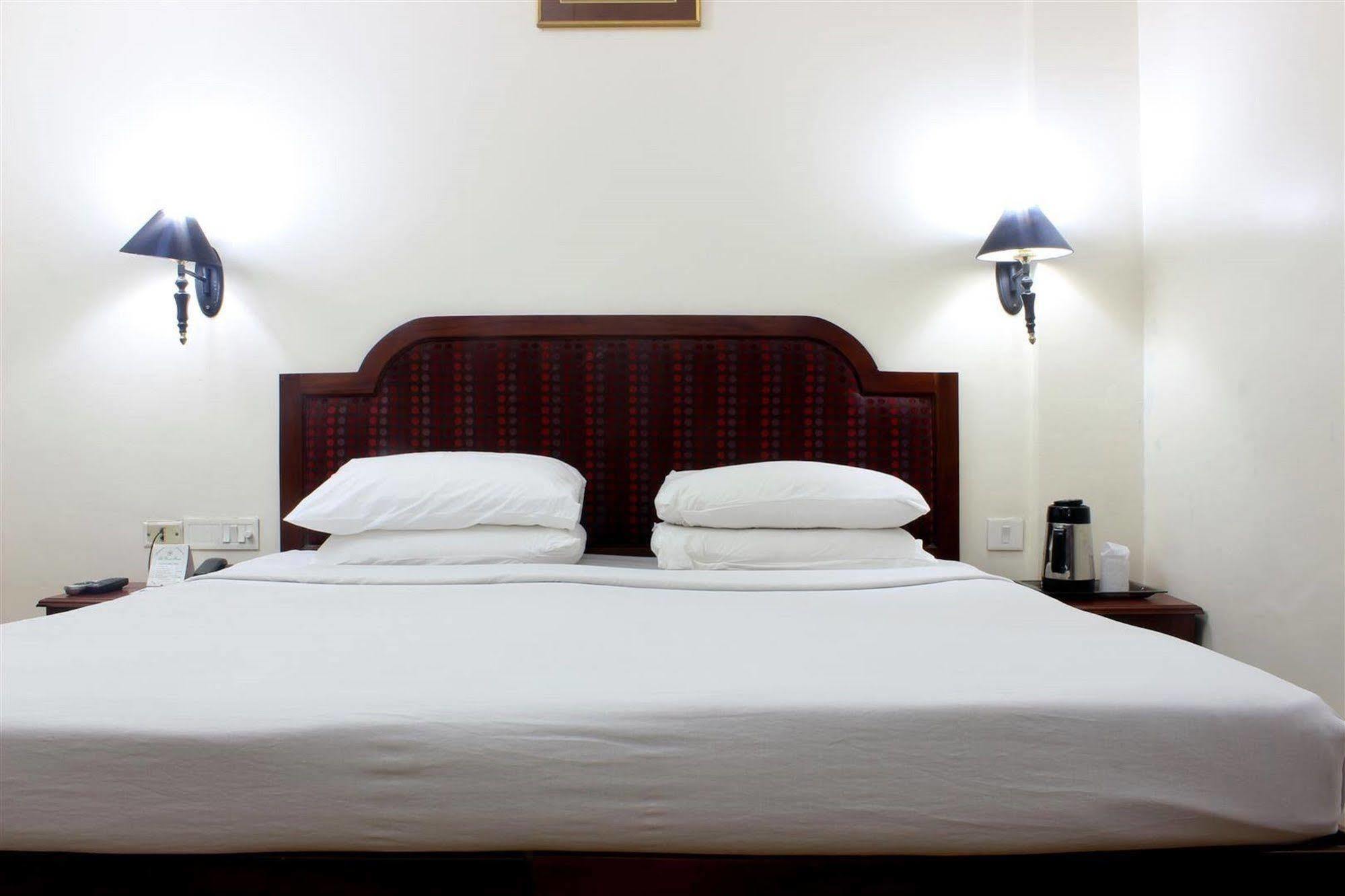 The Woods Manor Mg Road Hotel Kochi Exterior photo