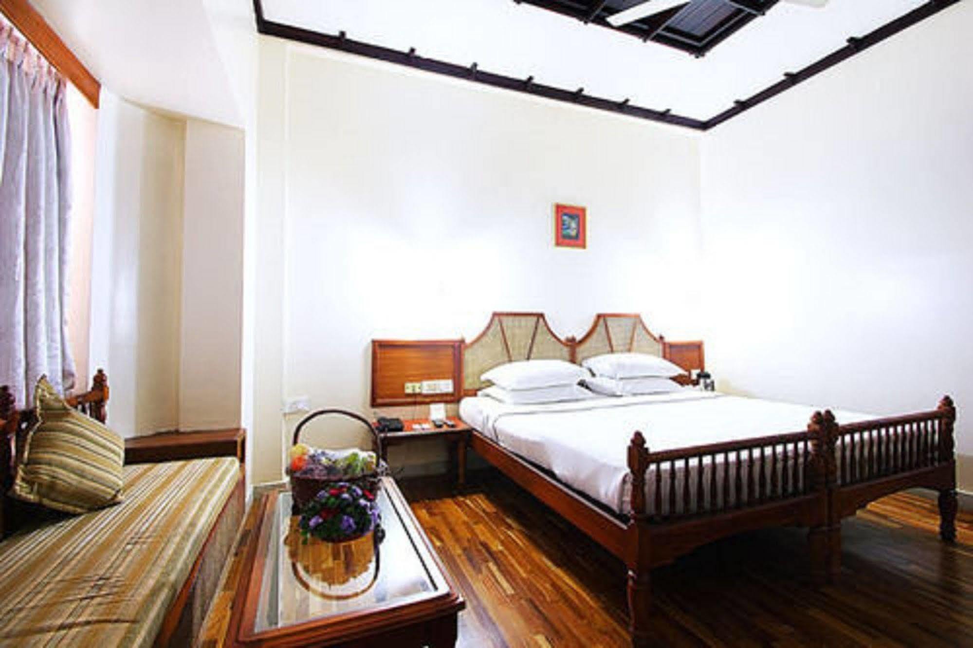 The Woods Manor Mg Road Hotel Kochi Exterior photo