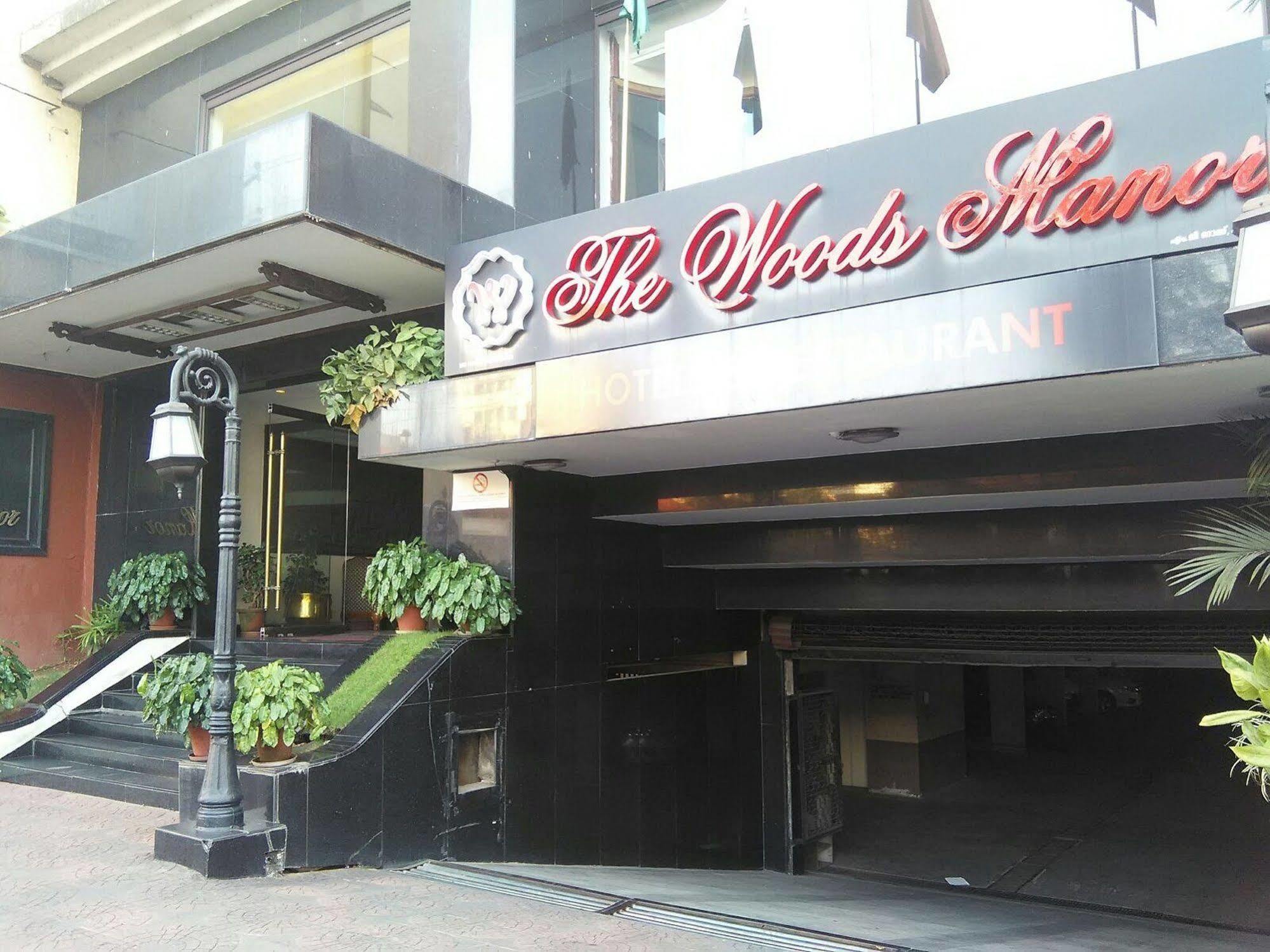 The Woods Manor Mg Road Hotel Kochi Exterior photo