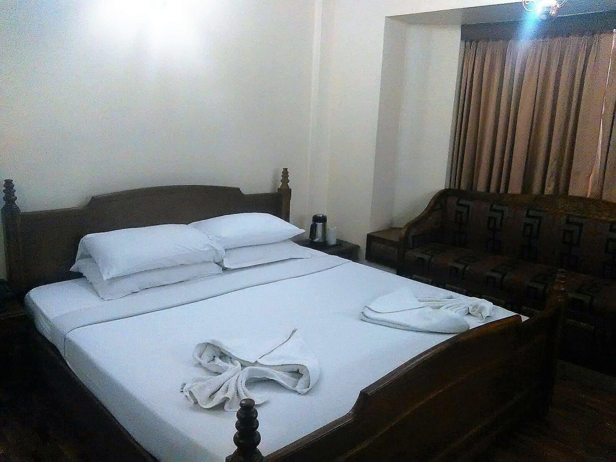 The Woods Manor Mg Road Hotel Kochi Exterior photo