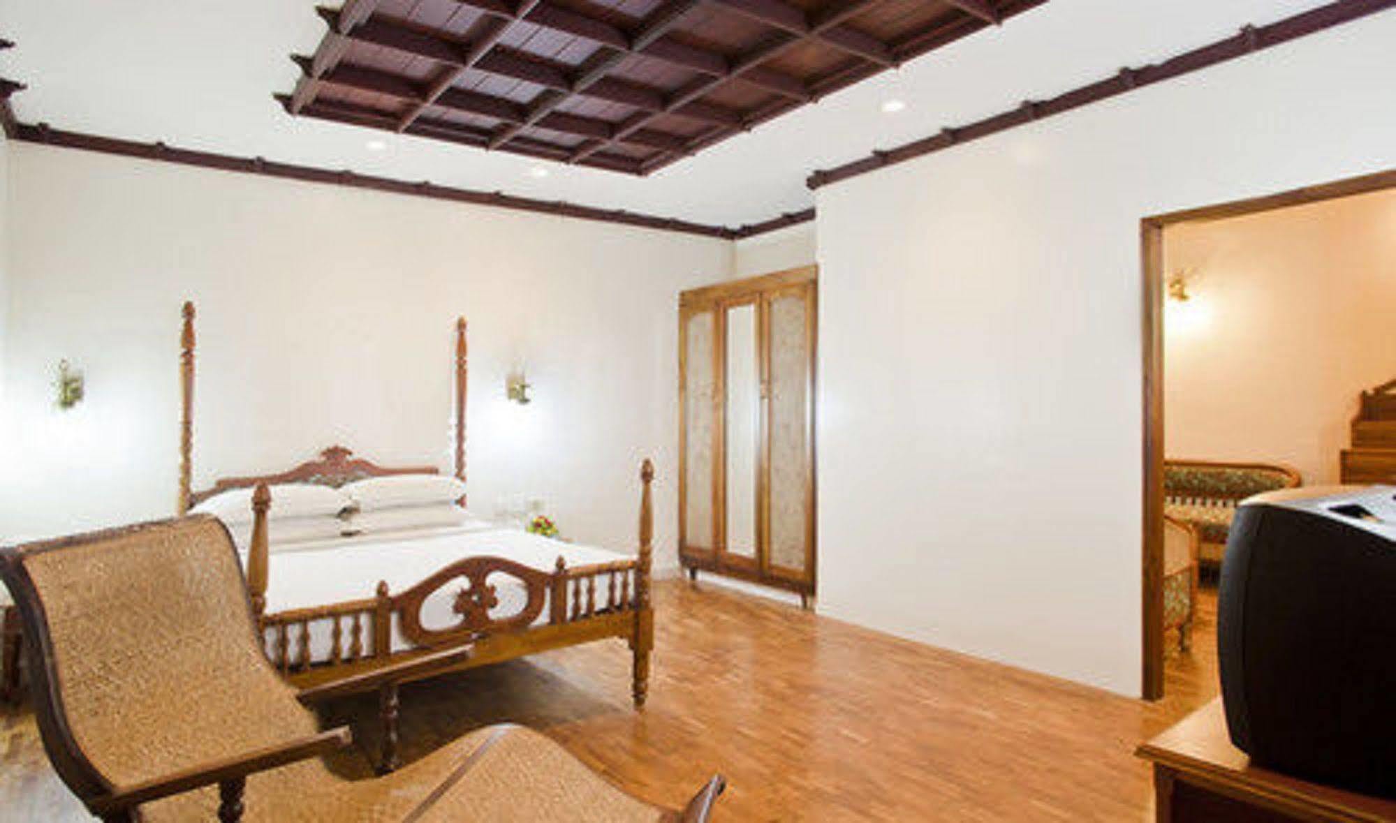The Woods Manor Mg Road Hotel Kochi Exterior photo